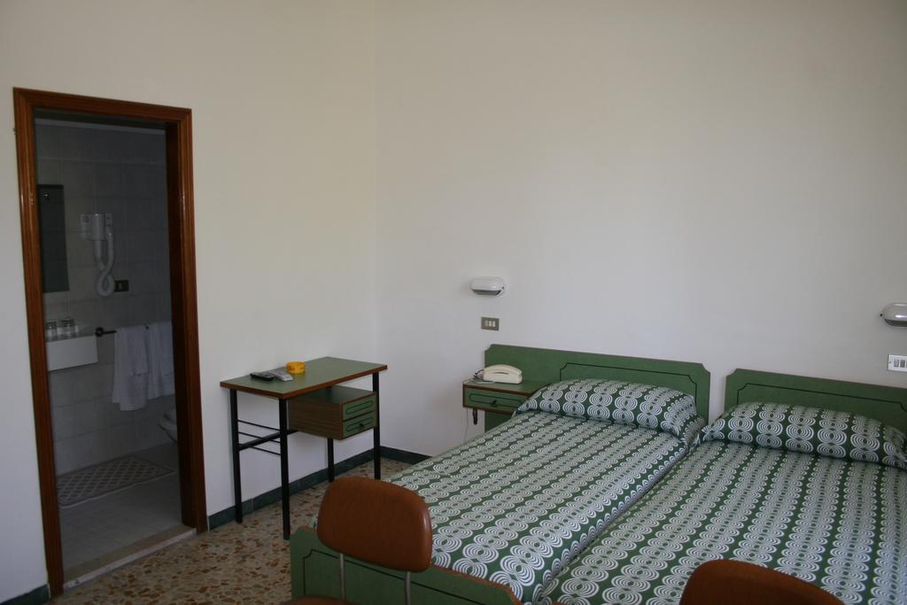 Albergo Da Siro Misano Adriatico Kamer foto